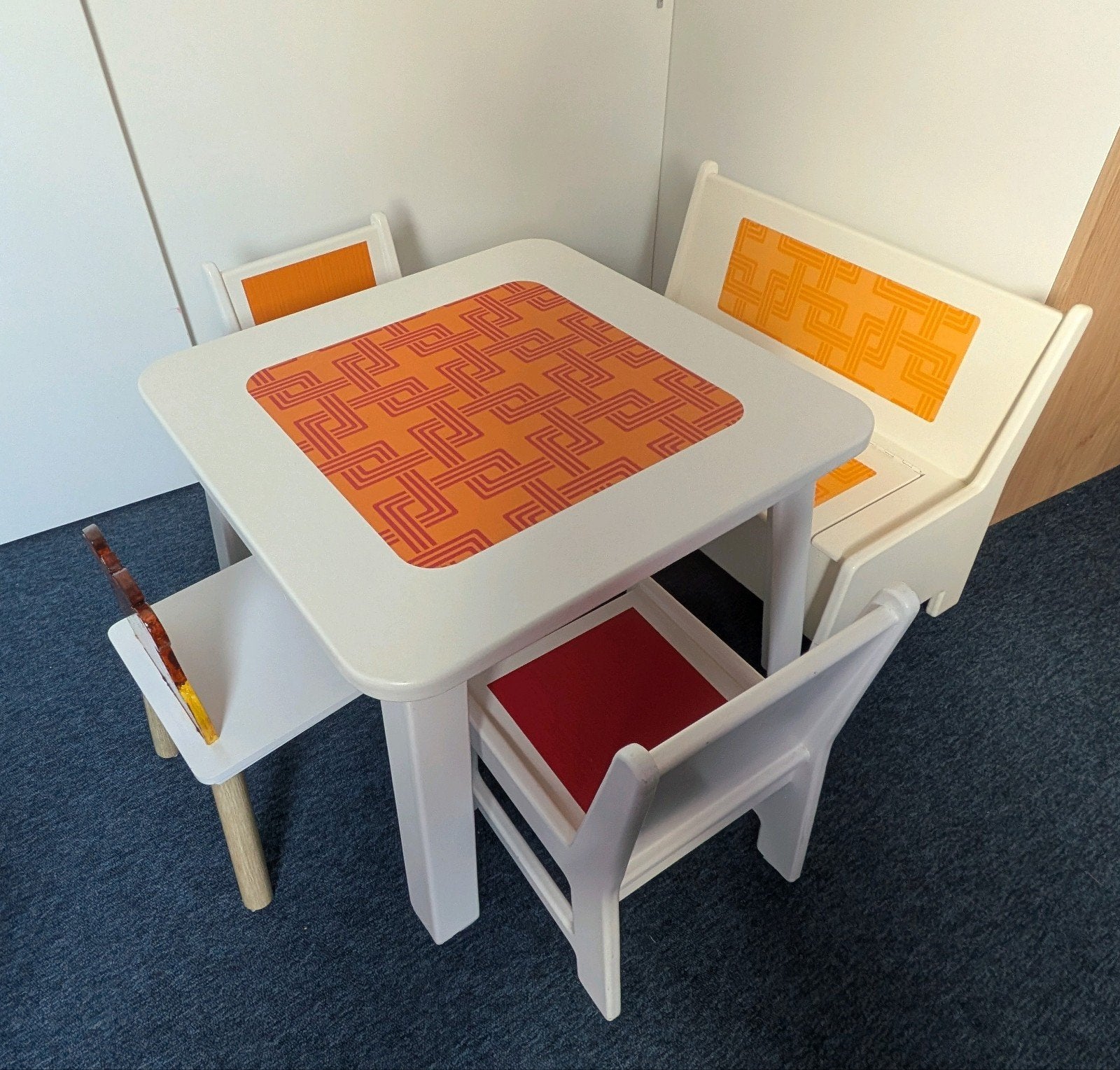 Kinder tafeltje met drie stoelen en bankje, Ophalen, Gebruikt, Tafel(s) en Stoel(en)