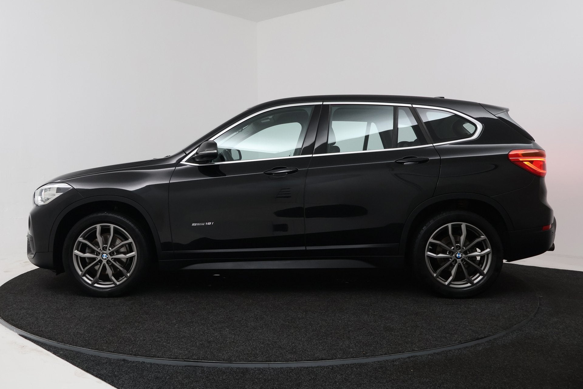 BMW X1 SDrive18i Centennial Executive (CAMERA, NAVIGATIE, HE, Auto's, 136 pk, Gebruikt, Zwart, Handgeschakeld