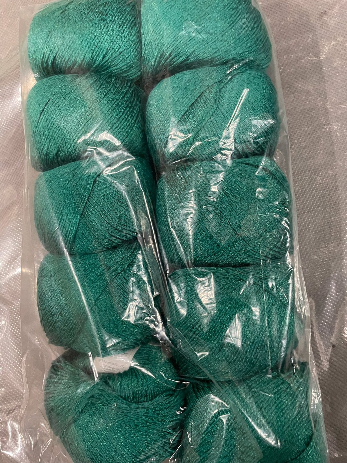 10 bollen in mooi kleur groen licht glanzend garen - nieuw, Ophalen of Verzenden, Nieuw, Breien of Haken, Wol of Garen