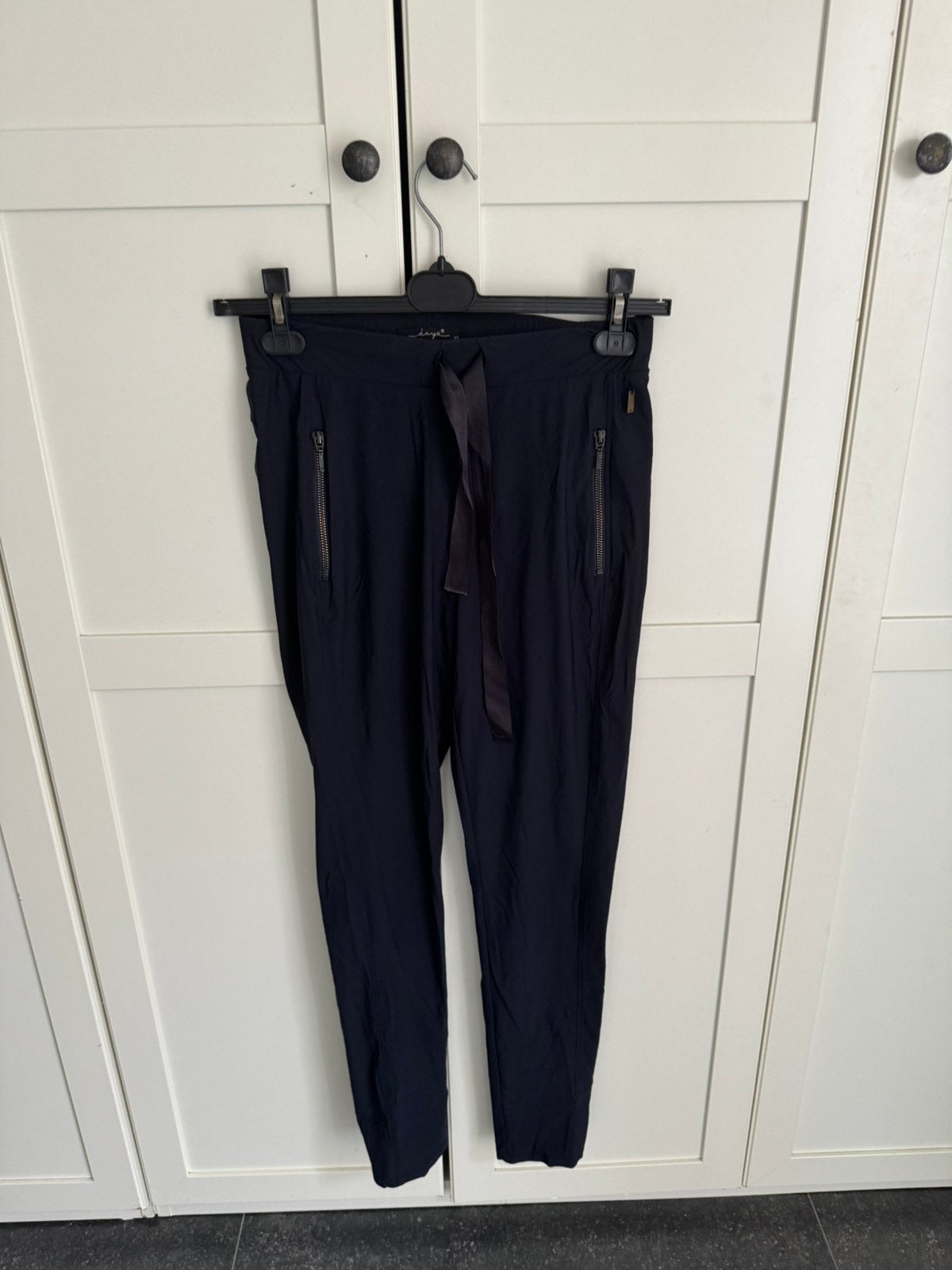 Dayz travel stof pantalon maat XS, Kleding | Dames, Zwart, Ophalen of Verzenden, Zo goed als nieuw, Maat 34 (XS) of kleiner