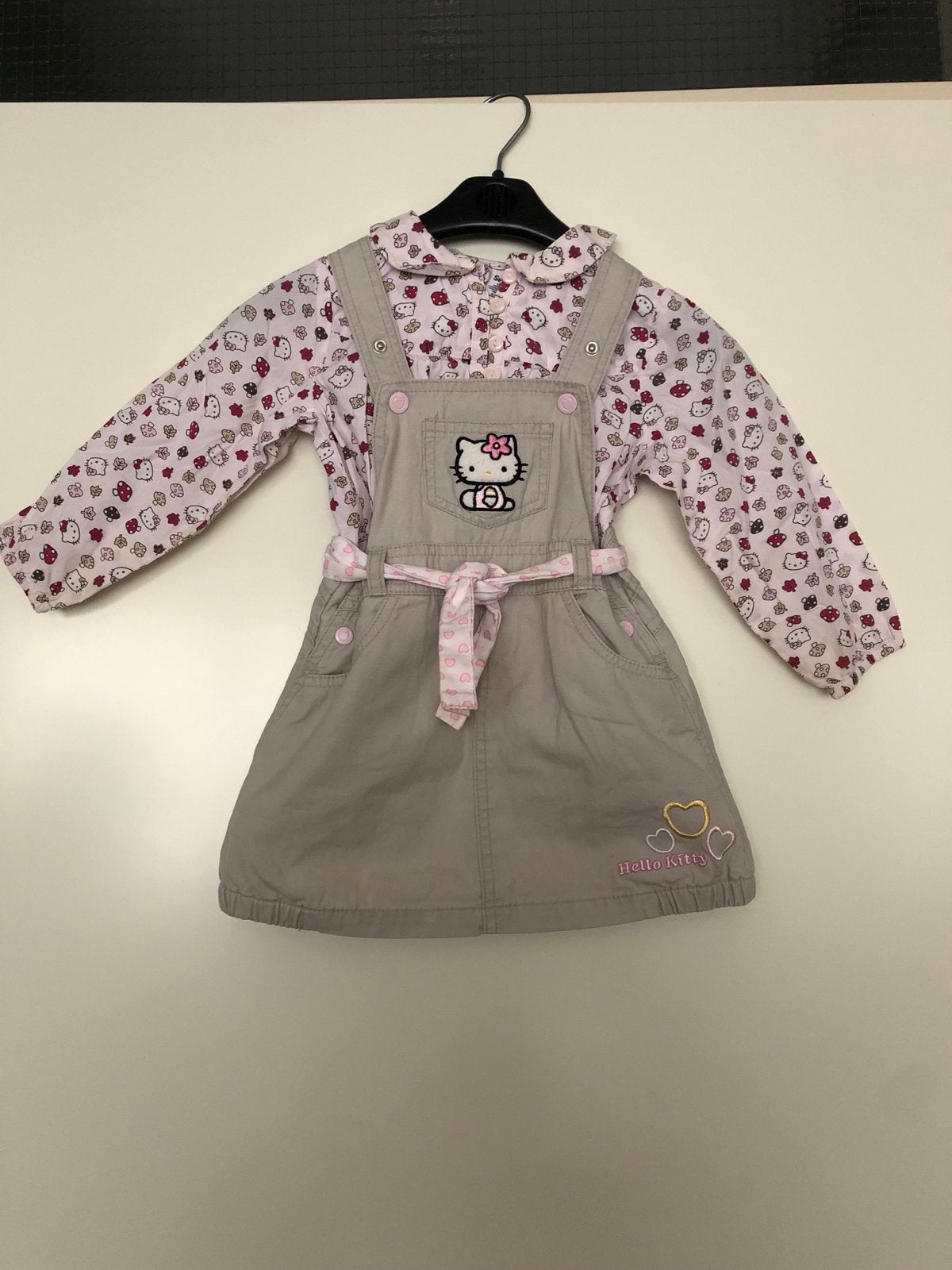 Hello Kitty setje: blouse en tuinpakje maat 80/86, Kinderen en Baby's, Babykleding | Maat 80, Ophalen of Verzenden, Zo goed als nieuw