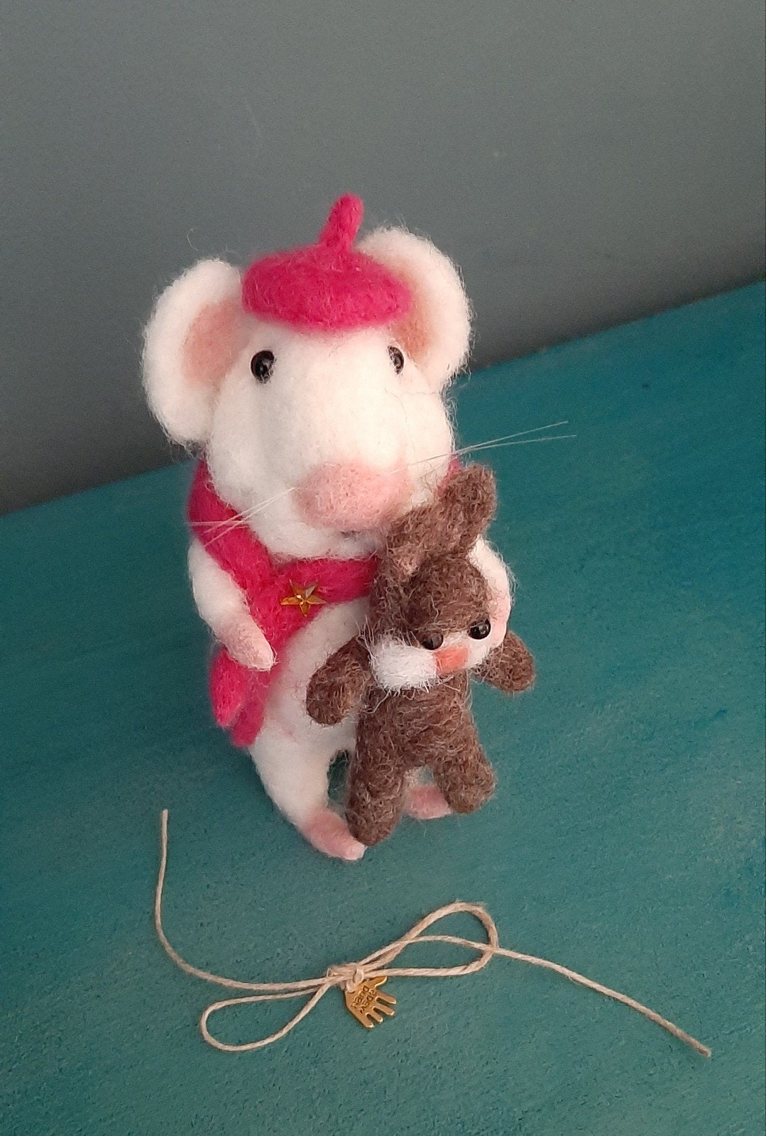 Genaaldvilte muis met knuffel en alpinopetje wol handgemaakt, Ophalen of Verzenden