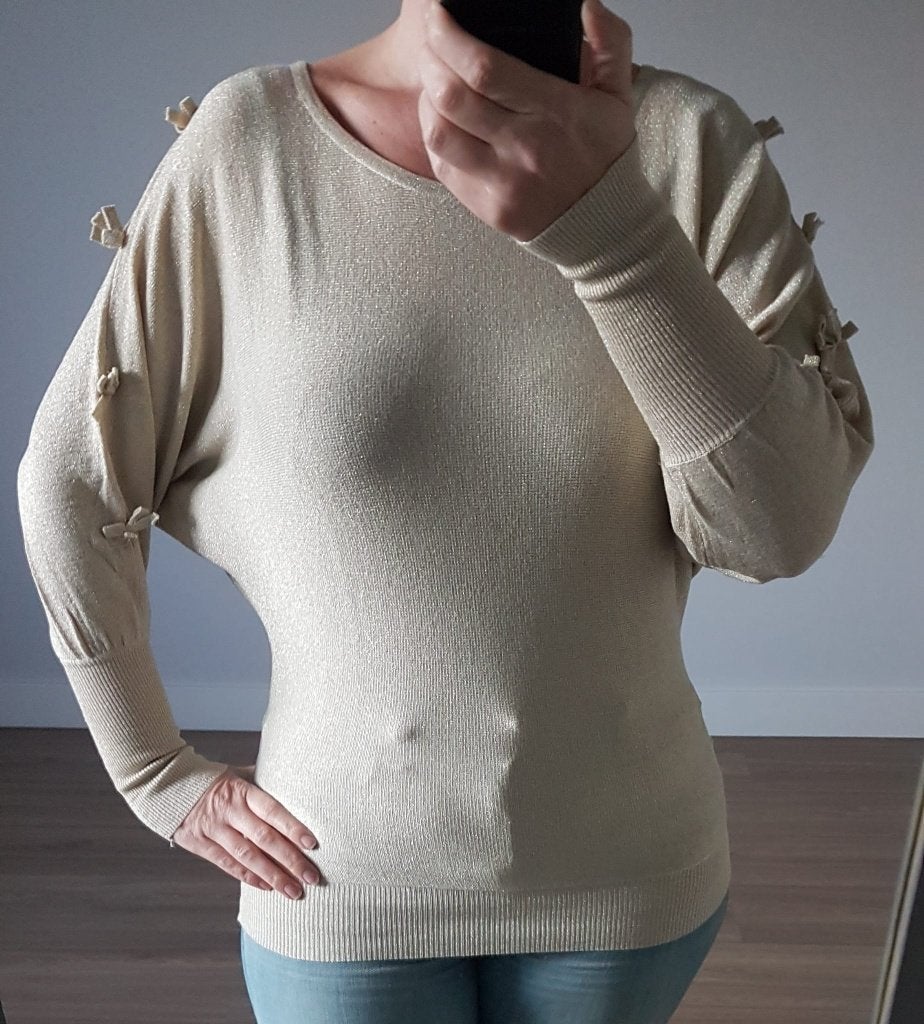 Trui Open Schouder Strikjes Beige M Vlindermouw Ongedragen, Verzenden, Nieuw, Maat 38/40 (M), Goud