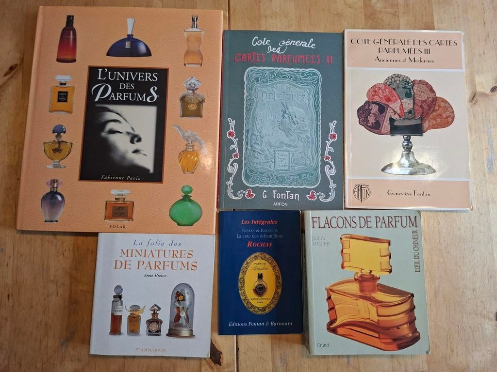 Set parfum boeken , kaartjes en miniaturen, Ophalen of Verzenden, Zo goed als nieuw, Miniatuur