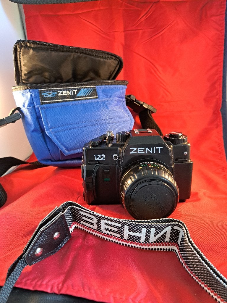 Zenit 122 met Zenitar-M2 2/50 lens en originele riem, Ophalen of Verzenden, Zo goed als nieuw, Spiegelreflex, Overige Merken