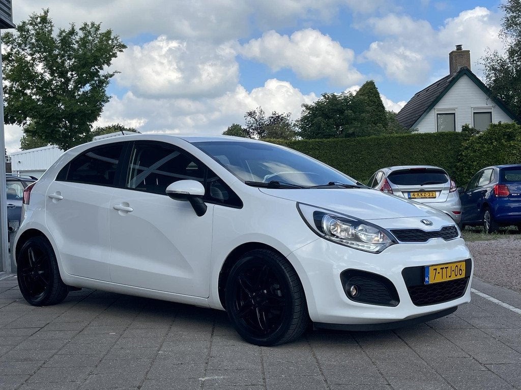 Kia Rio 1.2 CVVT World Cup Edition /Cruise/Clima/Leder/Parke, 4 cilinders, Met garantie (alle), Wit, Handgeschakeld