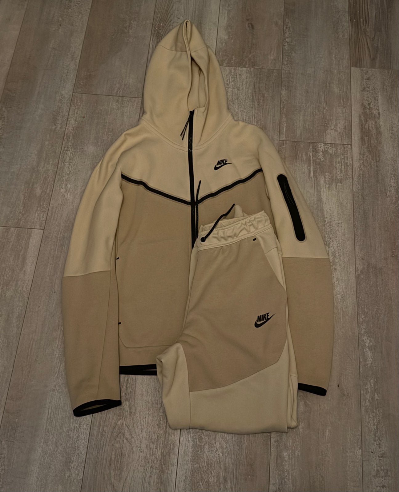 Nike Tech Fleece Trainingspak Maat S - Zo goed als nieuw, Ophalen of Verzenden, Zo goed als nieuw, Maat 46 (S) of kleiner, Beige