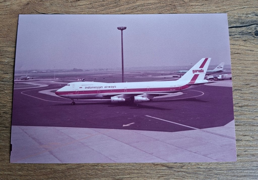 Foto Garuda Indonesian Airways Boeing 747, Ophalen of Verzenden, Zo goed als nieuw, Kaart, Foto of Prent