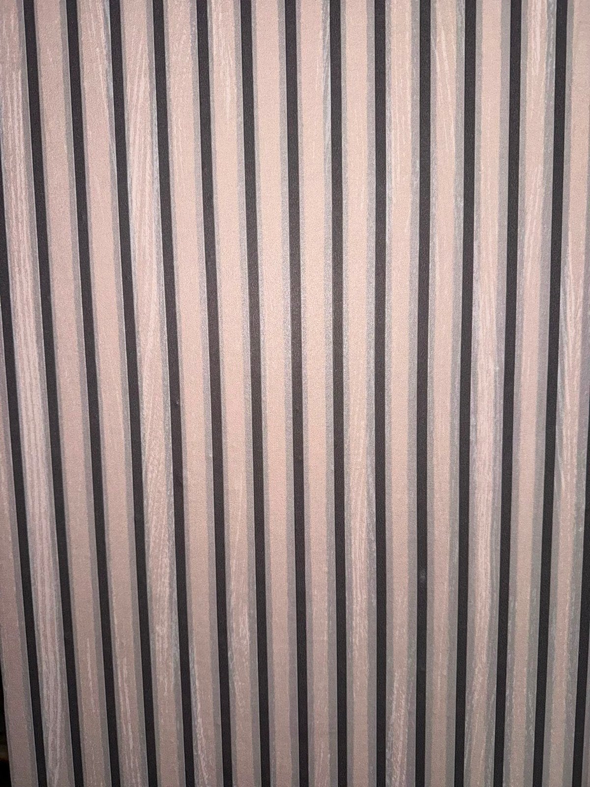 Gezocht: Glasvezelbehang Action (8 euro), Huis en Inrichting, Stoffering | Behang, Ophalen of Verzenden, Grijs, Gestreept