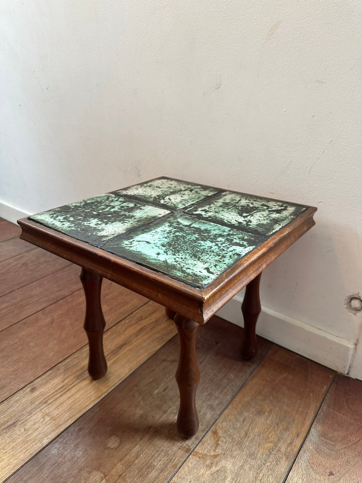 Tafel van hout met tegels van keramiek, brutalisk, Huis en Inrichting, Tafels | Bijzettafels, Minder dan 55 cm, Vierkant, Zo goed als nieuw