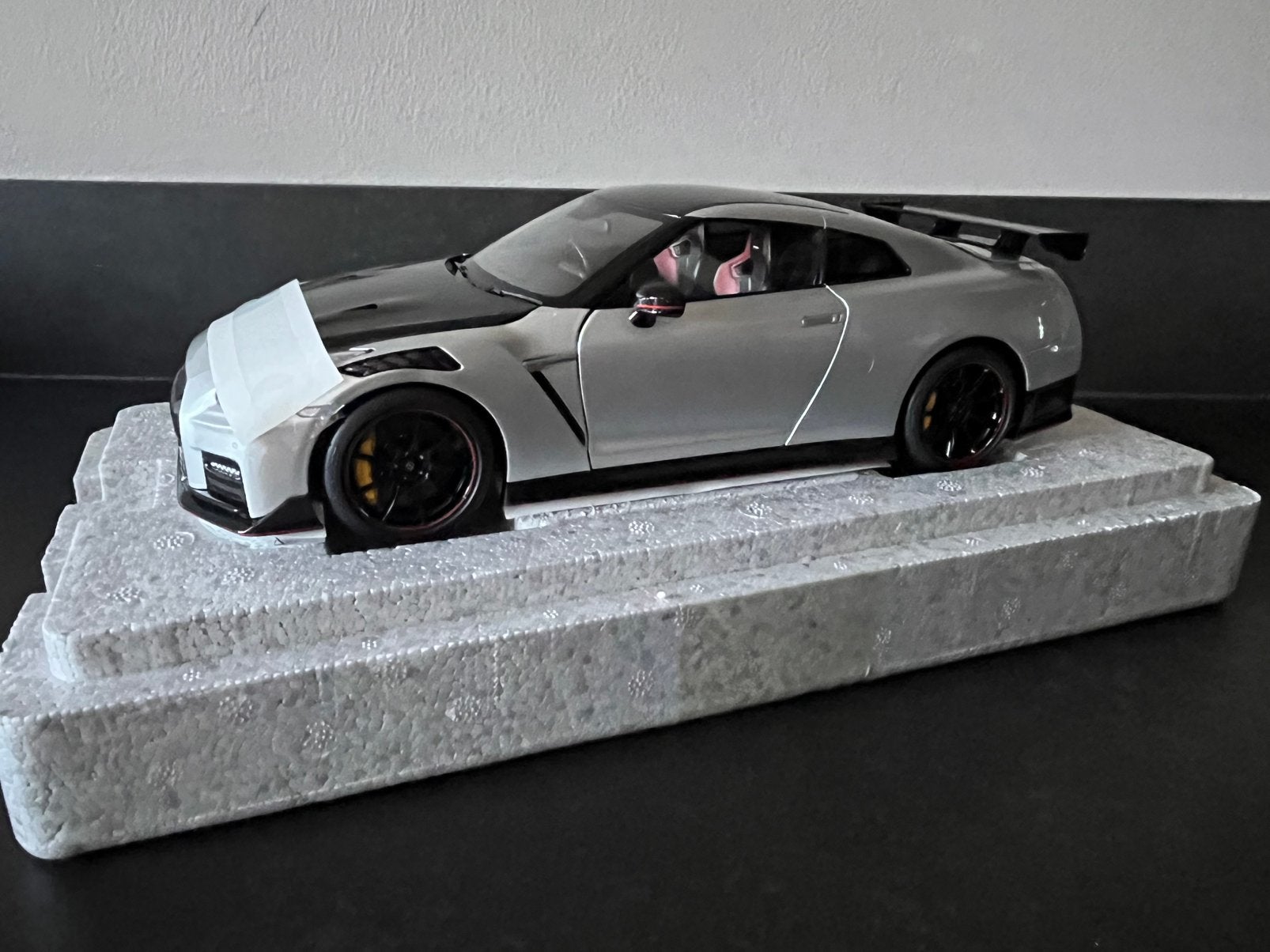 Nissan GT-R Nismo (R35) Silver Motorhelix 1:18, Hobby en Vrije tijd, Modelauto's | 1:18, Ophalen of Verzenden, Nieuw, Auto, Overige merken