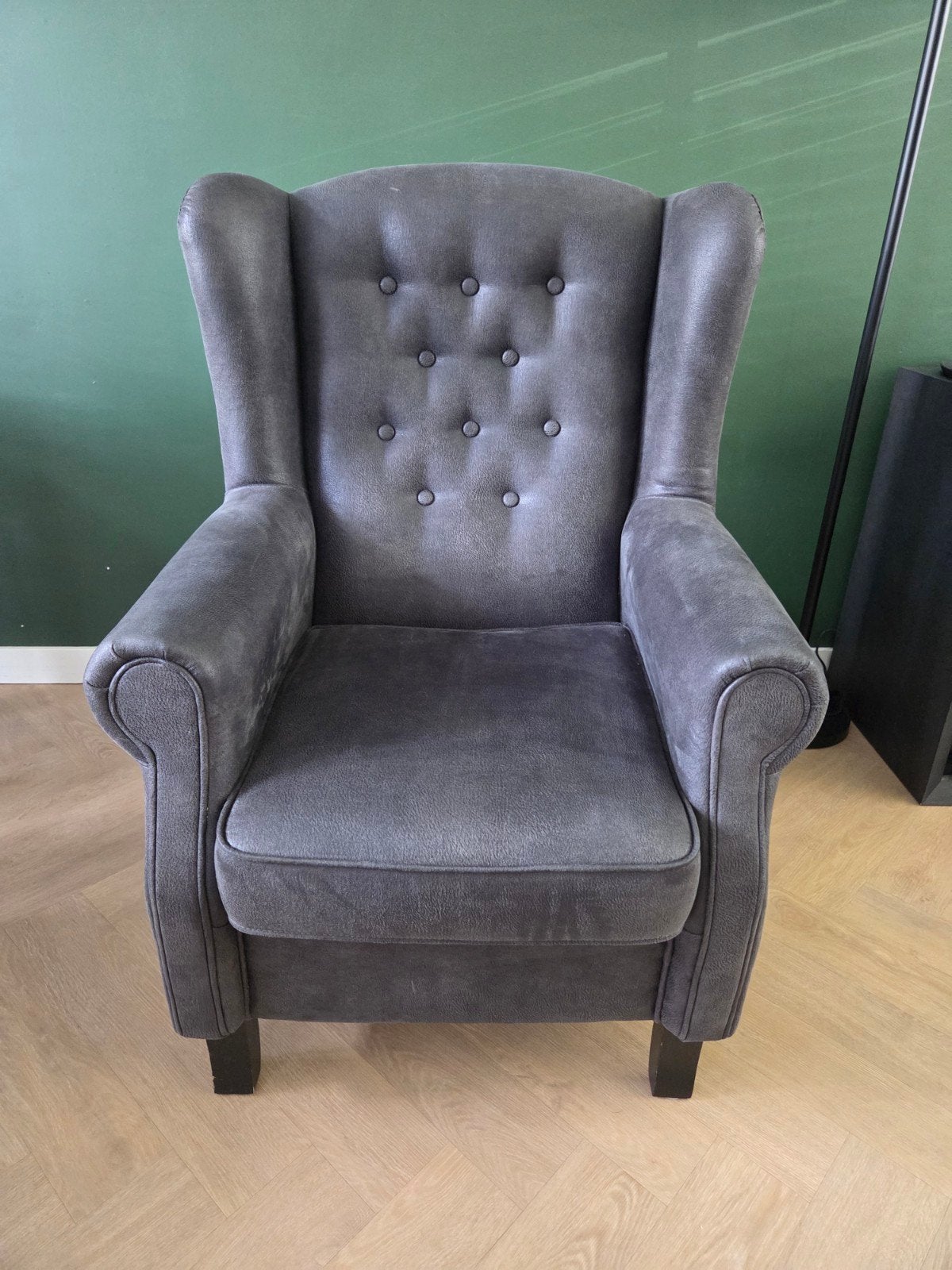 Grijze oorfauteuil met knopen, Ophalen, Zo goed als nieuw, Klassiek, Chesterfield-stijl, Leer