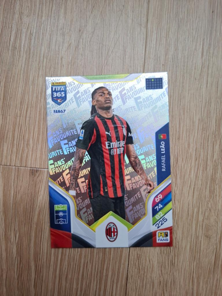 Panini FIFA 365 Rafael Leão Fans Favourite, Ophalen of Verzenden, Zo goed als nieuw, Buitenlandse clubs, Spelerskaart