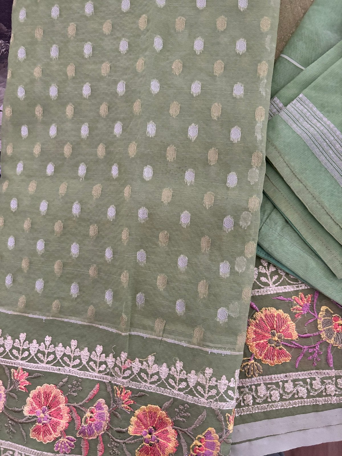Katan patroon saree met borduurwerk en readymade blouse, Ophalen of Verzenden, Nieuw, Maat 42/44 (L), Groen
