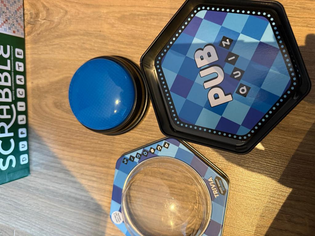 Pub Quiz Trivia Quiz Night Edition met Buzzer, Hobby en Vrije tijd, Gezelschapsspellen | Bordspellen, Zo goed als nieuw, Drie of vier spelers