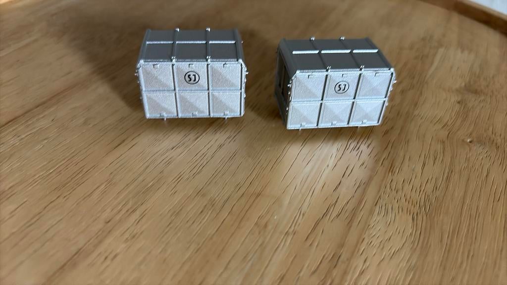 2 CONTAINERS. VON HAUS ZU HAUS. HO 1:87, Hobby en Vrije tijd, Modeltreinen | H0, Ophalen of Verzenden, Zo goed als nieuw