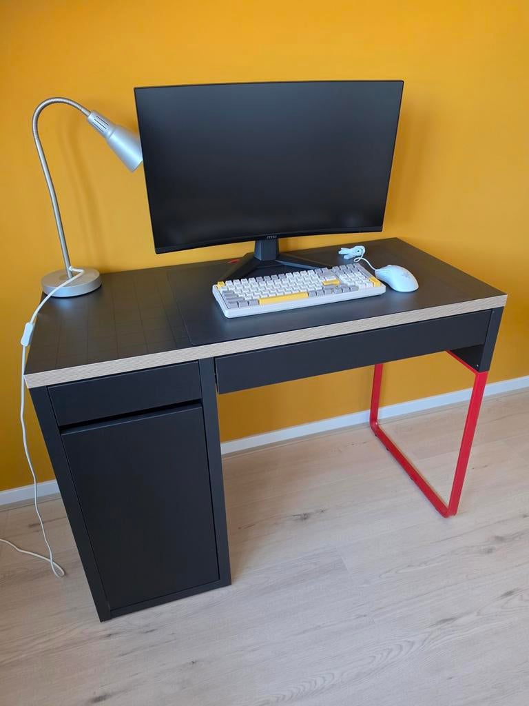 Micke Bureau Ikea zwart met rode poot, Huis en Inrichting, Bureaus, Ophalen of Verzenden