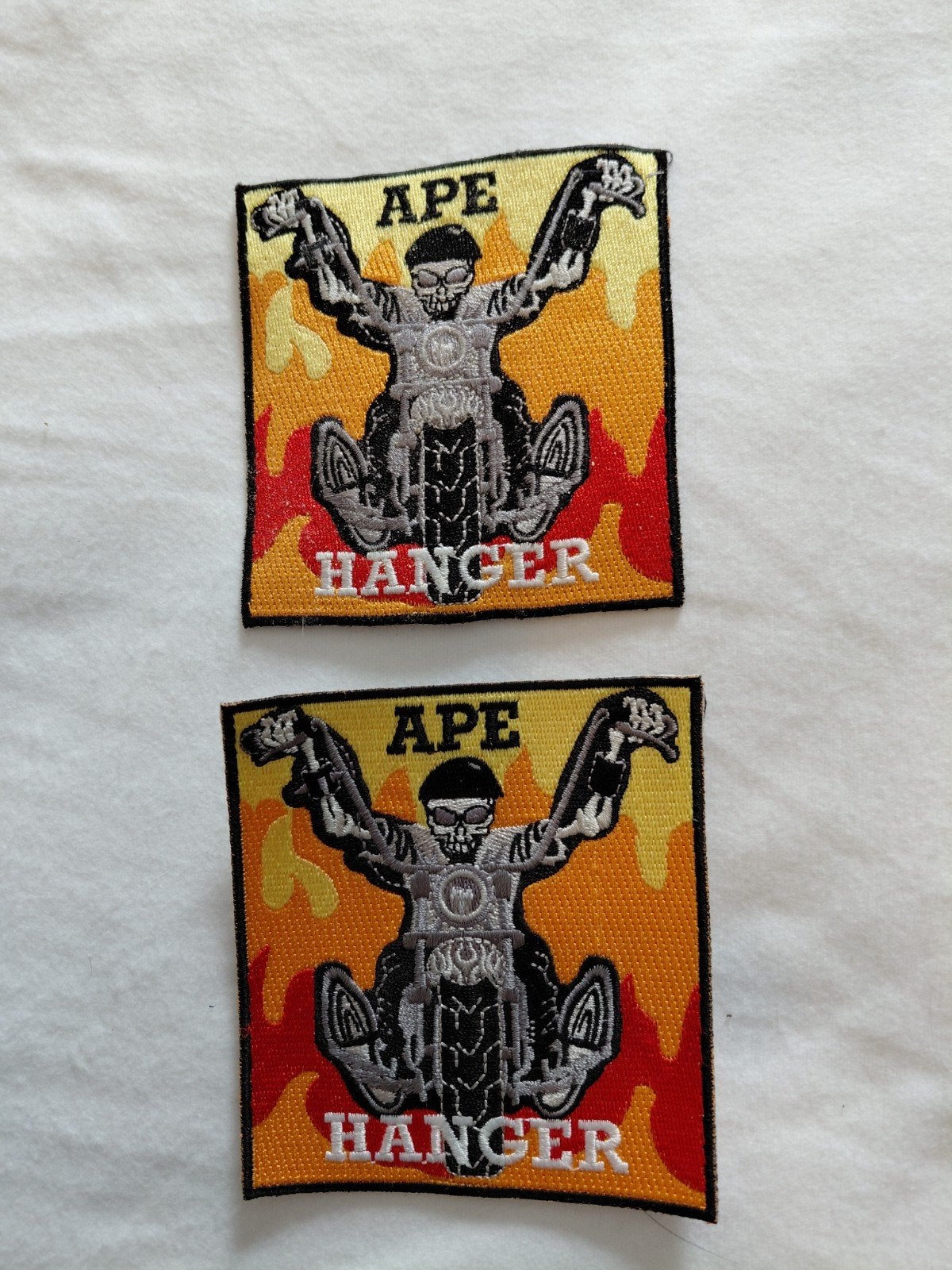 2x Geborduurde 'APE HANGER' motorfiets patches, Motoren, Ophalen of Verzenden