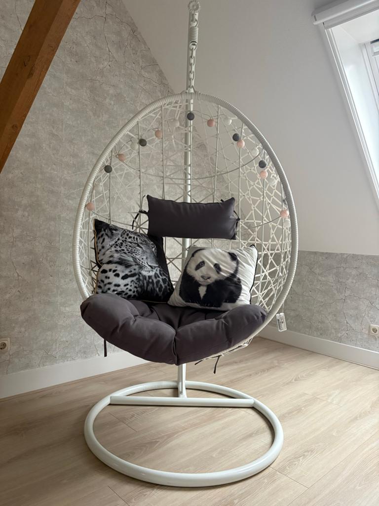 Witte hangstoel van Xenos met standaard, Huis en Inrichting, Stoelen, Zo goed als nieuw, Eén, Metaal, Wit, Ophalen