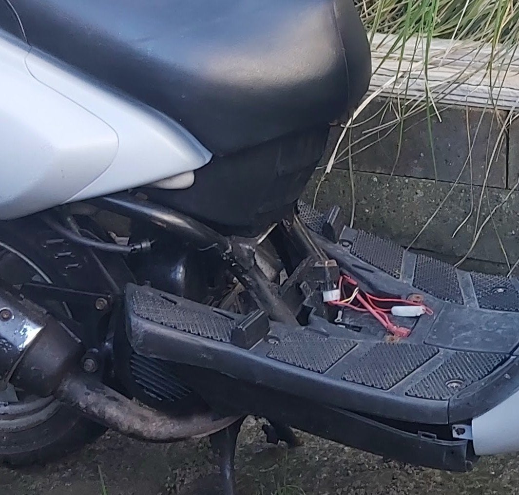 GEZOCHT: Yamaha/MBK/Bw Spy scooter motor-cover 2013, Fietsen en Brommers, Ophalen of Verzenden, Gebruikt, Kap, Overige merken