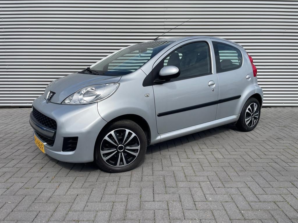 Peugeot 107 1.0-12V XS bouwjaar 2012 met airco / toerentelle, Voorwielaandrijving, Stof, Gebruikt, Beige