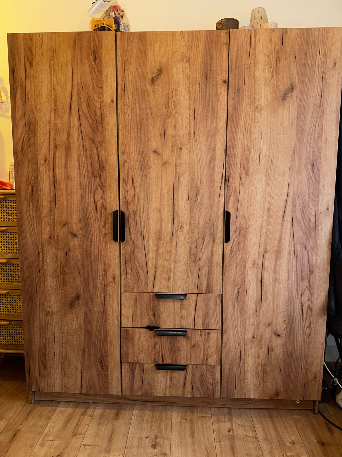 JENSLEV Kledingkast 144x176 met 3 deuren en 3 lades, Ophalen, 100 tot 150 cm, Zo goed als nieuw, Met lade(s)