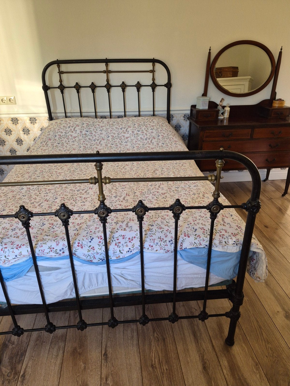 Slaapkamer, antiek bed met kaptafel, Ophalen