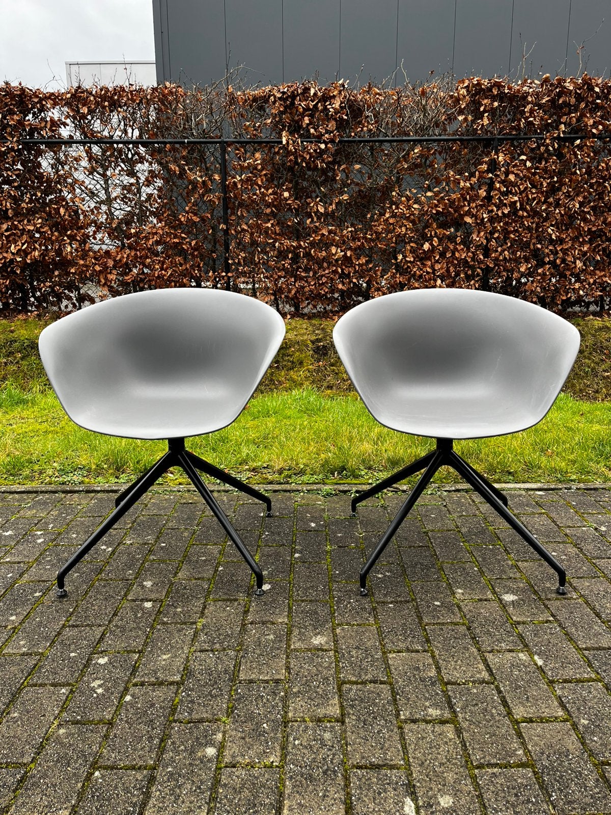 2X Arper DUNA 02 Antraciet, Huis en Inrichting, Stoelen, Gebruikt, Twee, Kunststof, Metaal, Grijs, Ophalen of Verzenden