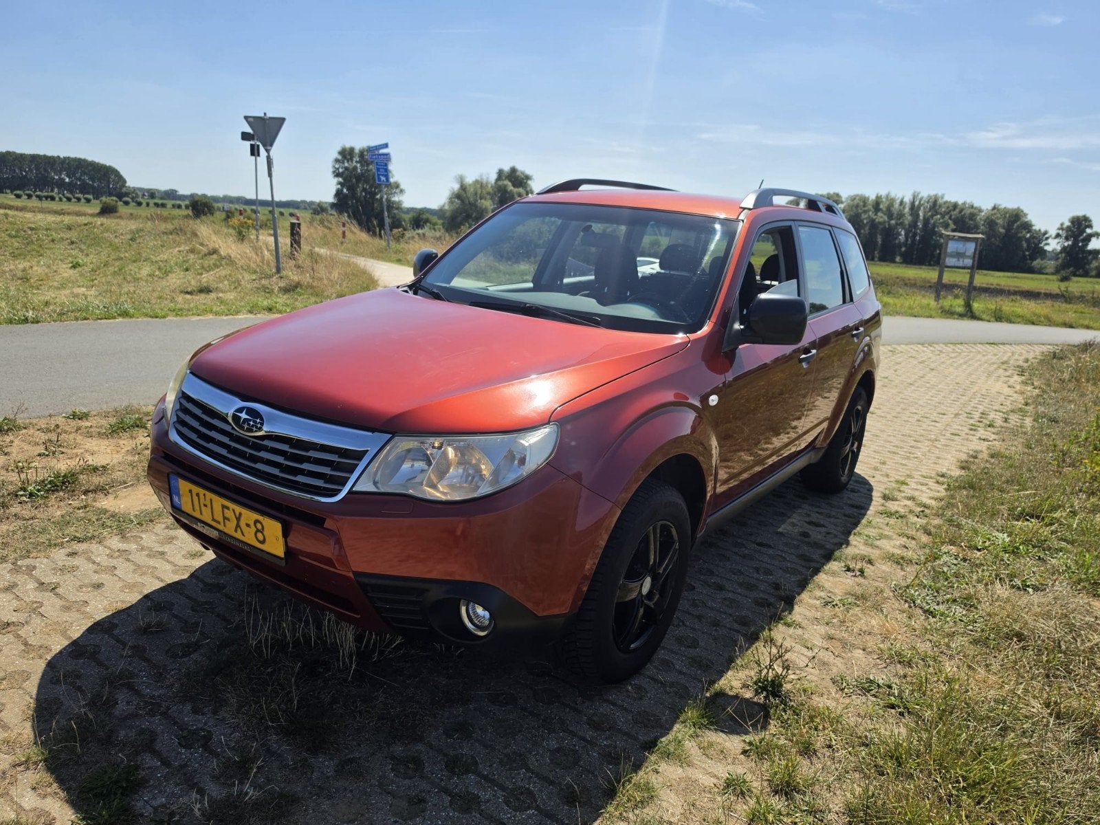 Subaru Forester 2.0 110KW AWD 2010 Rood, Auto's, Subaru, 1994 cc, Stof, 1440 kg, Zwart