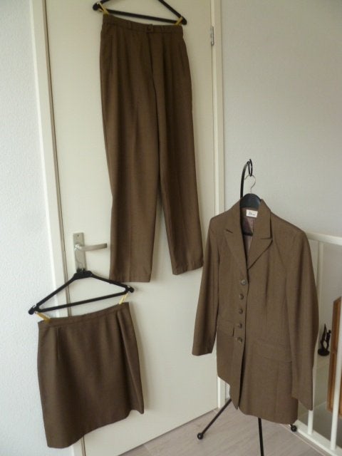 Bruin colbertjasje + broek + rok. 3-delig. I.g.st. Mt. 38/40, Ophalen of Verzenden, Gedragen, Maat 38/40 (M)