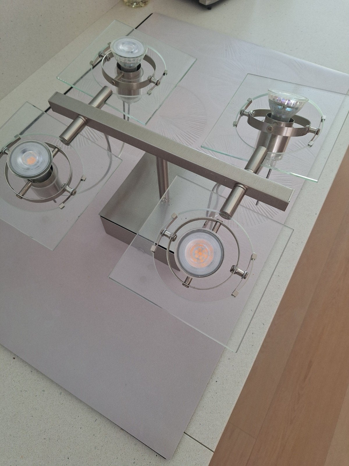 IKEA Fuga Plafondlamp met 4 Verstelbare Spots en Glas, Huis en Inrichting, Lampen | Plafondlampen, Ophalen, Zilver, Gebruikt, Modern