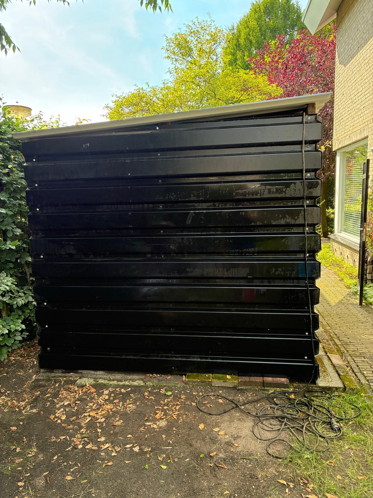 Stevige metalen berging met houten frame en planken, Tuin en Terras, Bergingen en Tuinkasten, Ophalen, Gebruikt, Metaal, Overige typen