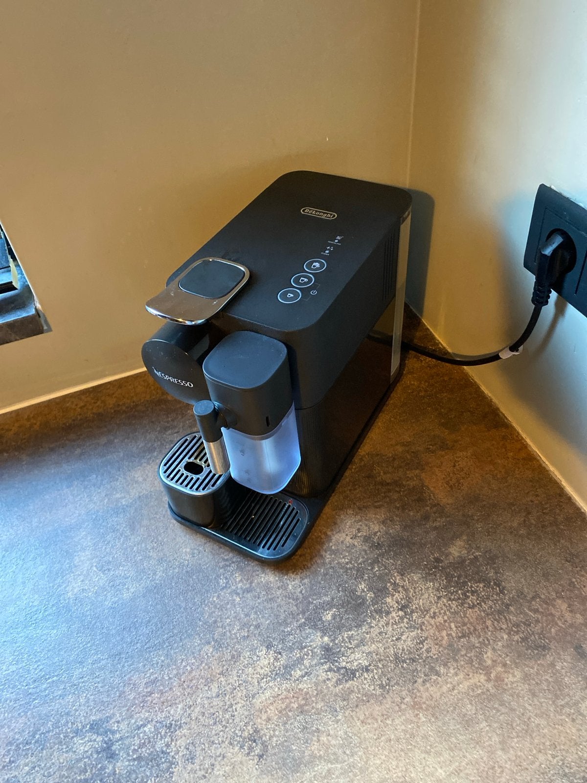 Nespresso De'Longhi koffiemachine - Zo goed als nieuw, Ophalen, Zo goed als nieuw, Koffiemachine, Koffiepads en cups