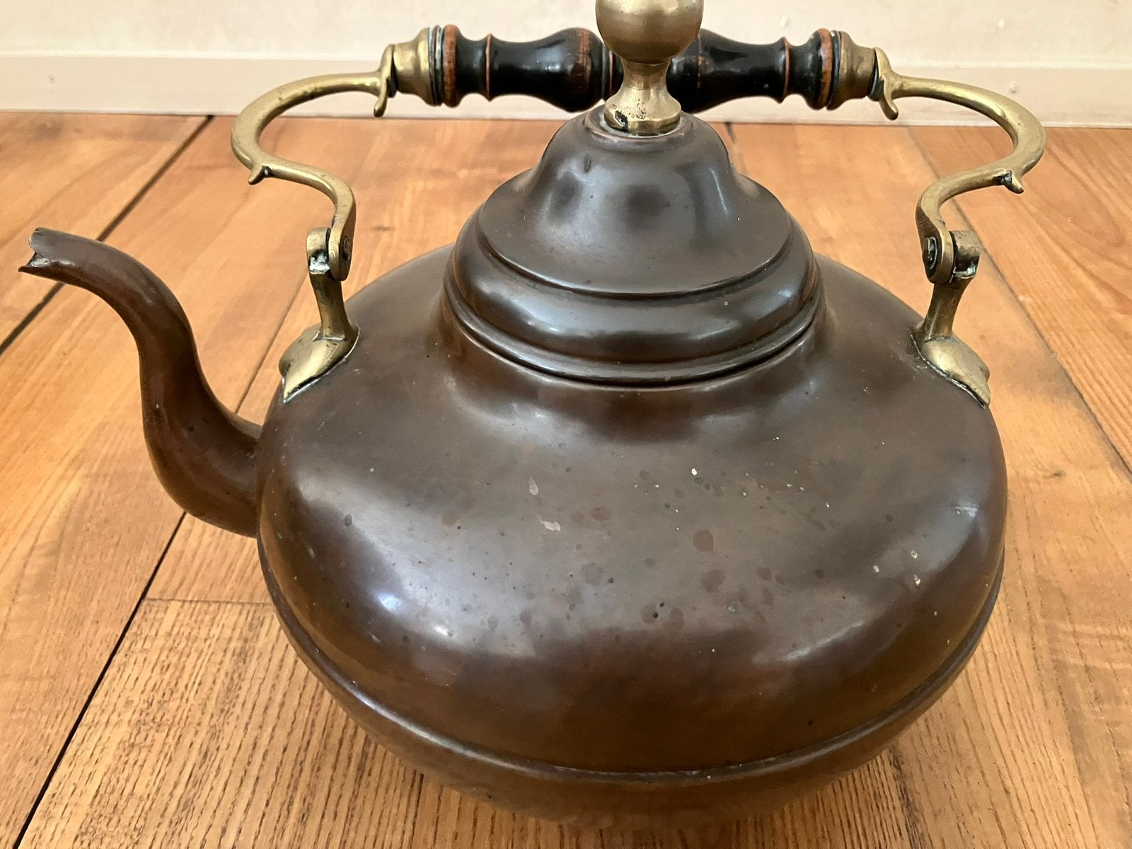 Koperen antieke ketel met houten handgreep, Verzamelaar, Ophalen, Koper