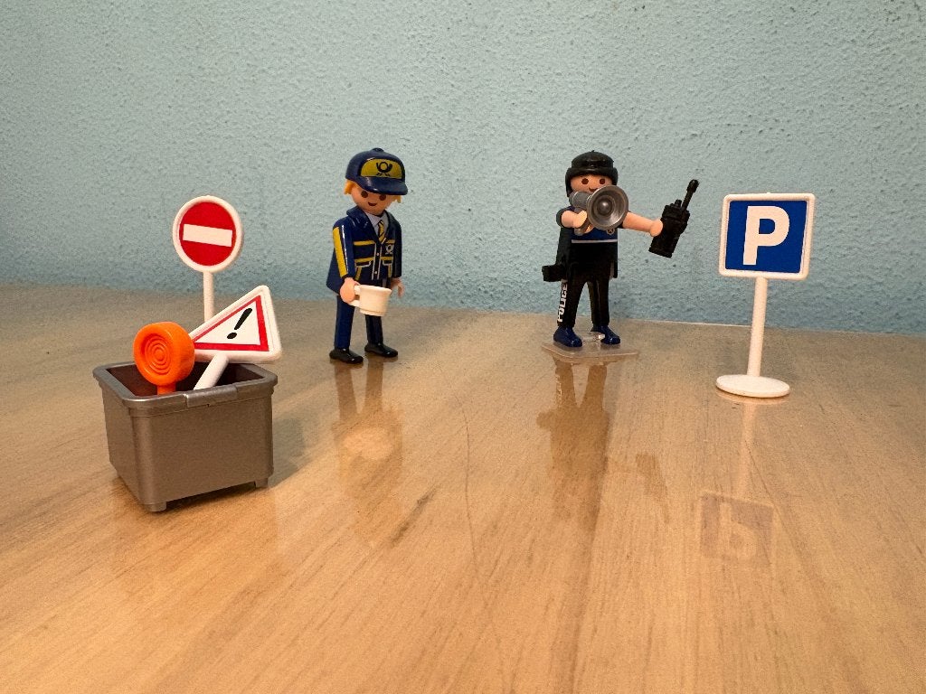 Playmobil Figuren: Politieagent en Postbode met Accessoires, Gebruikt, Complete set, Ophalen of Verzenden, Figuren