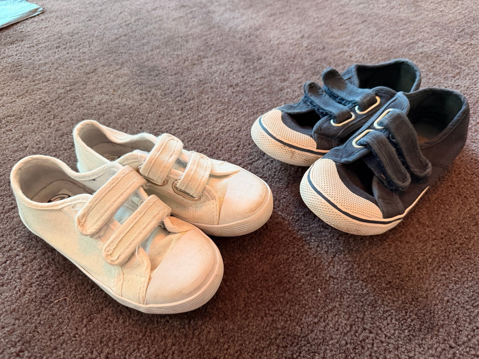 2 paar gymschoenen: wit maat 27 en blauw maat 30, Kinderen en Baby's, Kinderkleding | Schoenen en Sokken, Ophalen, Gebruikt, Jongen of Meisje