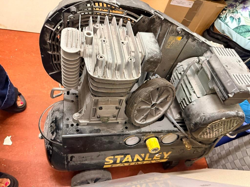 Stanley Fatmax Compressor met verfspuitsysteem, Doe-het-zelf en Verbouw, Compressors, Ophalen, Gebruikt, 6 tot 10 bar, 25 tot 100 liter