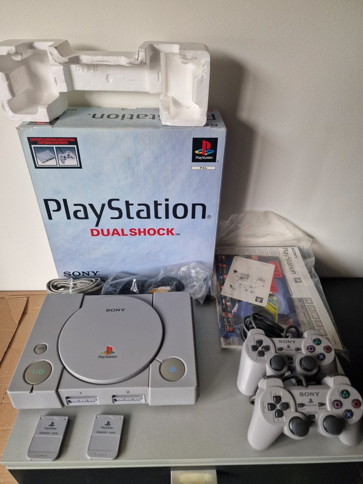 Mooie Playstation 1 - ps1 console in doos., Spelcomputers en Games, Spelcomputers | Sony PlayStation 1, Ophalen of Verzenden, Zo goed als nieuw