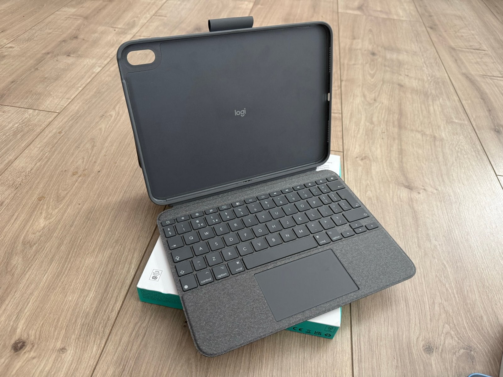 Logitech Combo Touch iPad toetsenbord met trackpad, Computers en Software, Opvouwbaar, Ophalen of Verzenden, Zo goed als nieuw