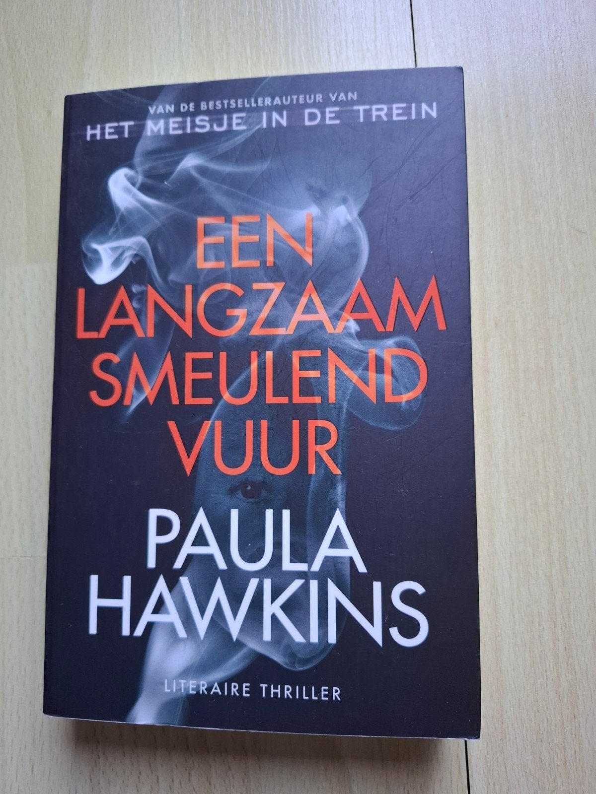 Paula Hawkins Een langzaam smeulend vuur, Ophalen of Verzenden, Zo goed als nieuw