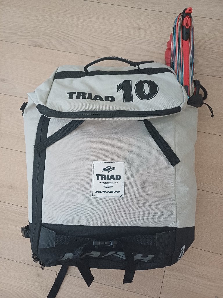 Naish Triad 10m² – NIE GEBRUIKT – Compleet m. bar & tas 600€, Ophalen, Kitesurf-set, 10 m², Geen board