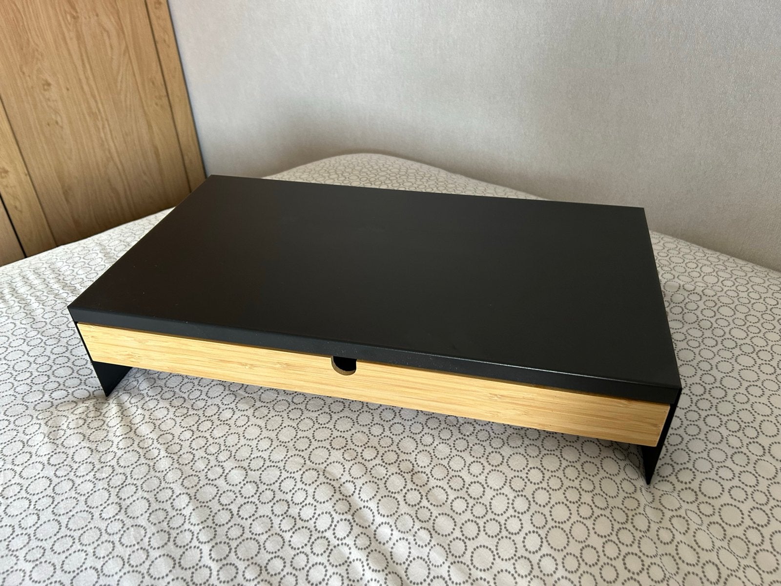 IKEA ELLOVEN Monitorstandaard met lade, zwart/bamboe, Ophalen of Verzenden, Gebruikt