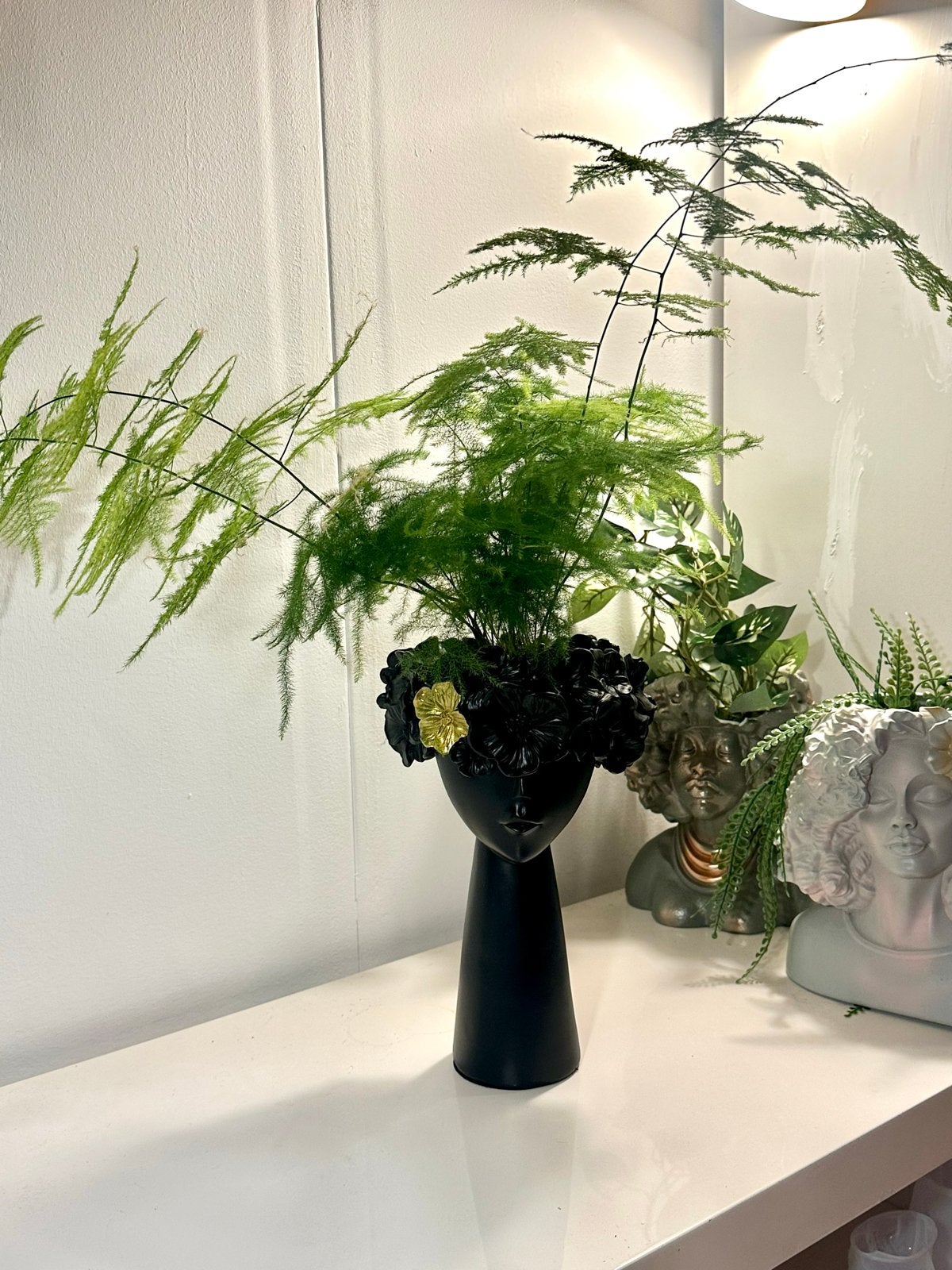 Unieke Zwarte Buste Bloempot met Echte Asparagus Plant, Overige materialen, Zwart, Inclusief decoratie, Nieuw