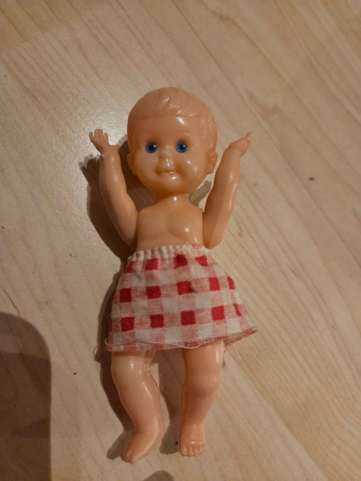 Vintage Babypopje met Geruit Rokje - Jaren '60/'70, Ophalen of Verzenden, Gebruikt, Babypop