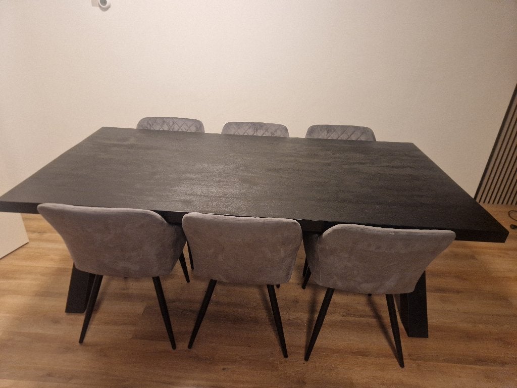 Foto 2 van Mooie mangohouten eettafel met 6 stoelen.