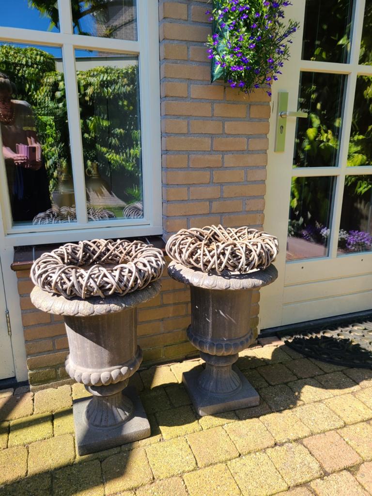 Twee stenen potten met rieten kransen, Tuin en Terras, Bloempotten, Gebruikt, Beton, Balkon, Tuin, 40 tot 70 cm, 25 tot 40 cm