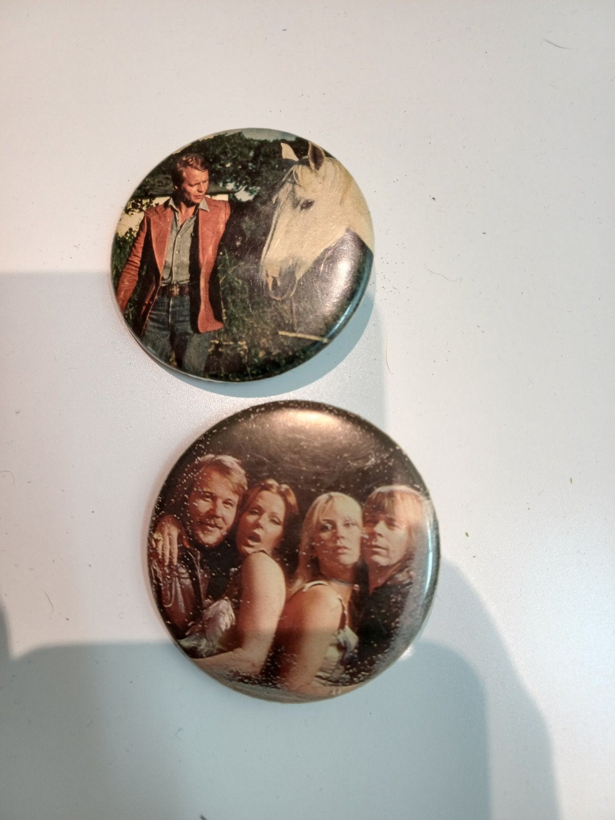 2 Oude Buttons: ABBA en John Wayne (5,5 cm), Verzamelen, Ophalen of Verzenden, Gebruikt, Overige onderwerpen, Button