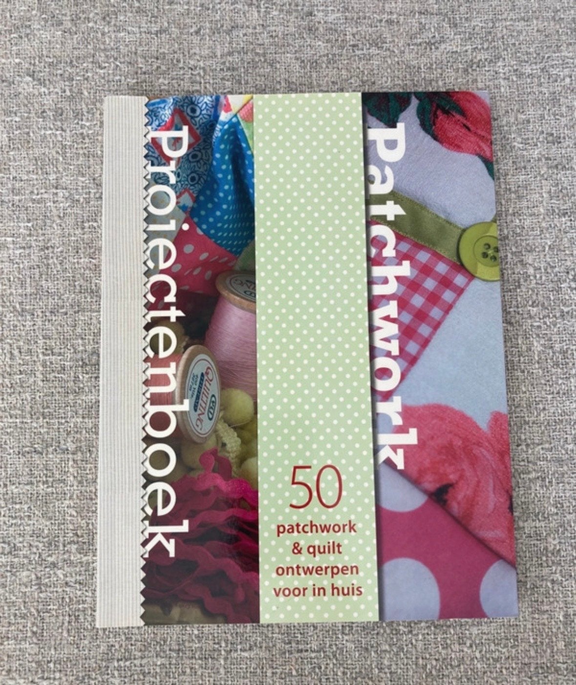 Patchwork Projectenboek: 50 patchwork & quilt ontwerpen, Ophalen of Verzenden, Zo goed als nieuw, Borduren en Naaien