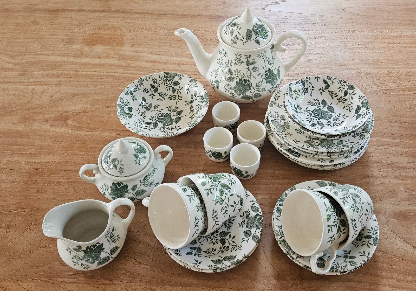 25-delig aardewerk koffieservies crème met groene bloemen, Antiek en Kunst, Antiek | Servies compleet, Ophalen