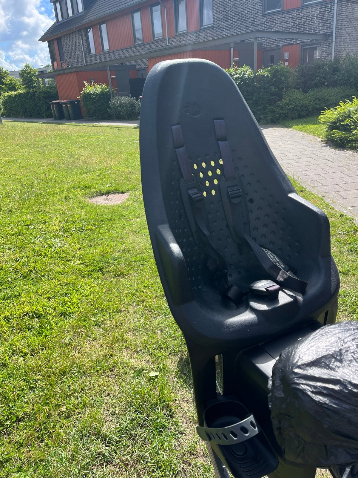 Thule Yepp 2 Maxi Achterzitje - Comfortabel en Veilig, Ophalen, Achterzitje, Voetsteuntjes, Zo goed als nieuw